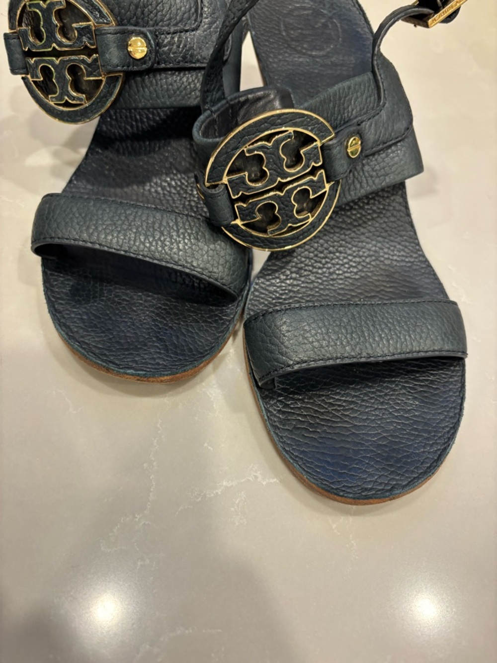 Tory Burch Navy Leather Wedge Sandals Gold Logo Size 8 - Picture 5 of 11